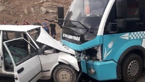 Minibüs ile otomobil kafa kafaya çarpıştı: 6 yaralı