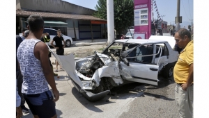 Otobüsle çarpışan otomobil hurdaya döndü: 1 yaralı