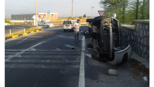 Otomobil kavşakta duvara çarpıp yan yattı: 2 yaralı