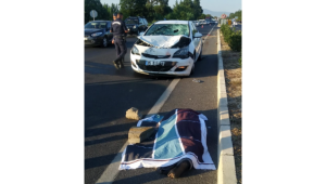 Otomobilin çarptığı motosiklet sürücüsü öldü(VİDEO)