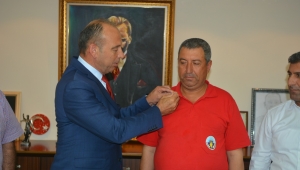 Para dolu çantayı sahibine ulaştıran işçiye Başkan'dan ödül