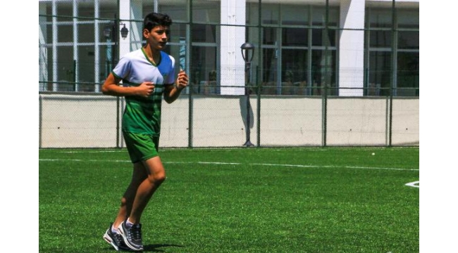 Şampiyon futbolcu, inşaatlarda çalışıp harçlığını çıkarıyor