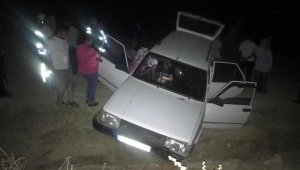 Şarampole devrilen otomobildeki biri hamile 2 kişi yaralandı