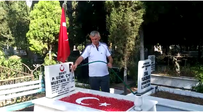 Şehit mezarlarını temizleyerek huzur buluyor