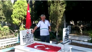 Şehit mezarlarını temizleyerek huzur buluyor