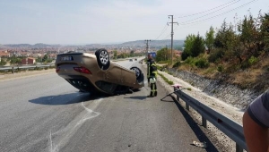 Çekiciye çarpan otomobil takla attı: 2 yaralı