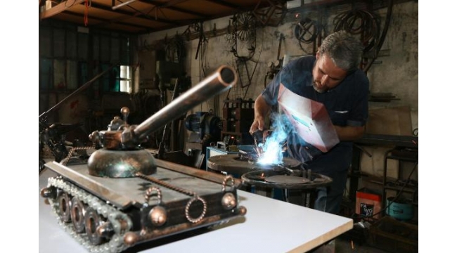 Demir ustası, işini sanatla buluşturdu