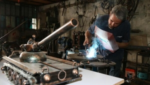 Demir ustası, işini sanatla buluşturdu