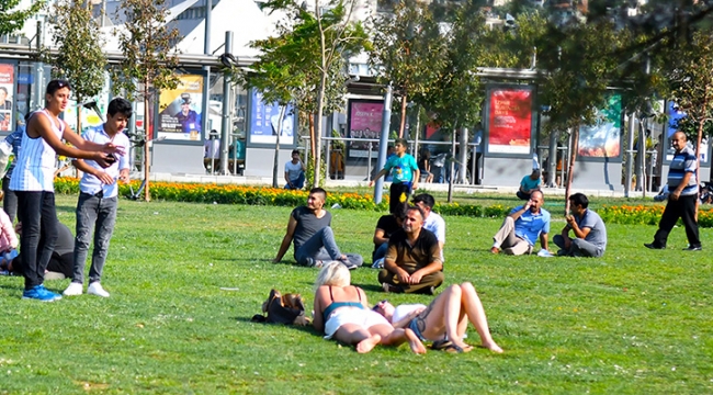 İzmir'de İki Bayan Turistin Güneşlenmesi Olay Oldu
