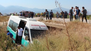 Otomobil ile yolcu minibüsü çarpıştı: 10 yaralı