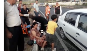 Otomobil orta refüje çarptı: 6 yaralı