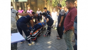 Otomobille çarpışan motosikletlinin yaralandığı kaza kamerada