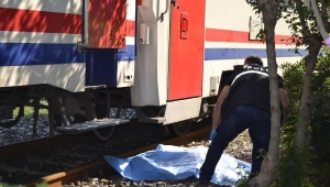 Trenin önüne atlayarak intihar etti