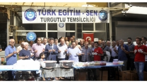 Turgutlu’da Türk Eğitim-Sen 2 bin kişilik aşure dağıttı