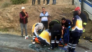 Üzüm işçilerinin midibüsü devrildi: 23 yaralı 