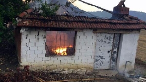Yıldırımın isabet ettiği evde yangın 
