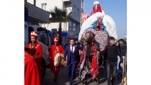 Deve sırtında gelin alma görenleri şaşırttı