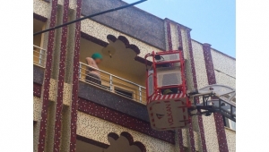 Evde mahsur kalan kadını itfaiye kurtardı