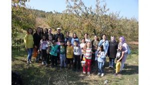 Minik öğrencilerin fidan dikme keyfi