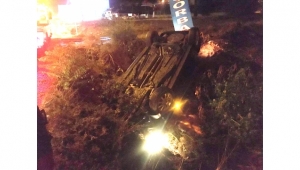 Otomobil kanalizasyon kanalına düştü: 2 yaralı