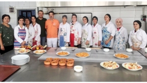 Zübeyde Hanım öğrencilerine ustasından mutfak dersleri 