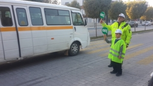 Ara tatil ödevini polis amcalarıyla tamamladı