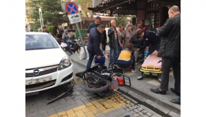 Dikkatsizce sollama yapan otomobil ile motosiklet çarpıştı: 1 yaralı