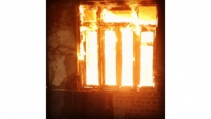 Metruk bina alev alev yandı