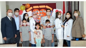 Öğrenciler maske takıp lösemiye dikkat çekti