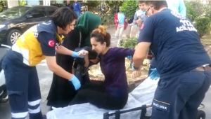 Otomobilin çarptığı elektrikli bisikletteki hamile kadın yaralandı