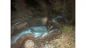 Uçuruma yuvarlanan araçtan son anda atladılar