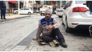 Cezaya kızdı, trafiği kapatıp oturma eylemi yaptı