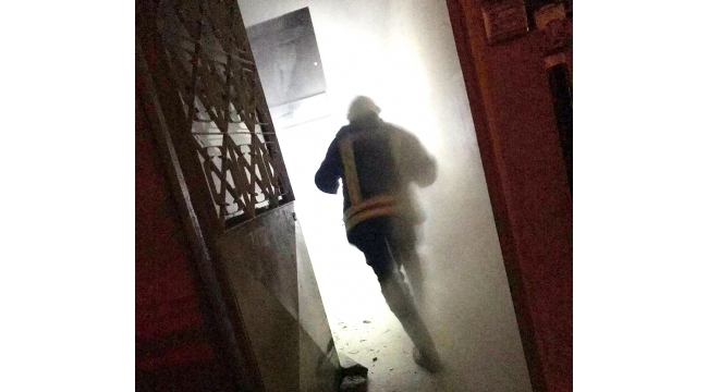 Elektrik panosu yangını apartman sakinlerini korkuttu