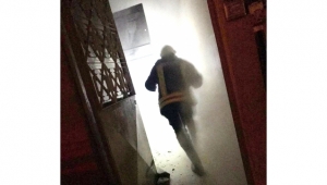 Elektrik panosu yangını apartman sakinlerini korkuttu