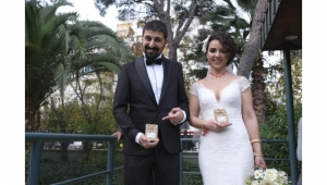 Genç çift nikah şekeri yerine kuru üzüm dağıttı