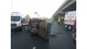 Otomobille çarpışan traktör yan yattı: 2 yaralı