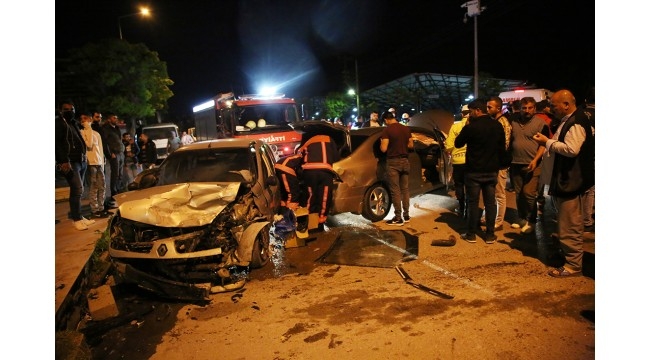 Manisa'da iki otomobil çarpıştı: 2 yaralı