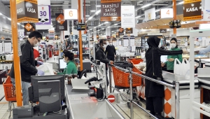 Turgutlu'da marketlerde maskeli dönem başladı
