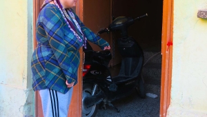 Park halindeki akülü bisikletin aküsünü çalındı.