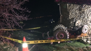 Devrilen traktörün sürücüsü hayatını kaybetti