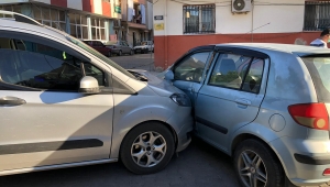 Hafif ticari araç ile otomobil çarpıştı: 2 yaralı