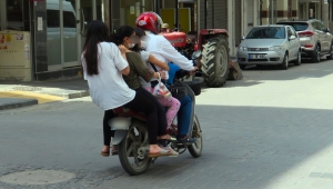 Hayrete düşüren yolculuk! Bir motosiklet üzerinde 5 kişi