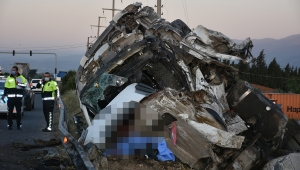 Turgutlu İzmir  Karayolunda  trafik kazasında 2 kişi yaşamını yitirdi