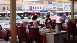 FOÇADA RESTORAN VE KAFELER AÇILDI YÜZLER GÜLMEYE BAŞLADI