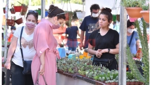 Manisalılar ‘Pandeminin stresini’ çiçek fuarına akın ederek atıyor 