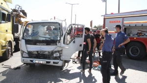 2 kamyonet ve 1 TIR'ın çarpıştığı kazada 3 kişi yaralandı