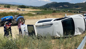Akçapınar'da hafif ticari araç yolun kenarına devrildi: 2 yaralı