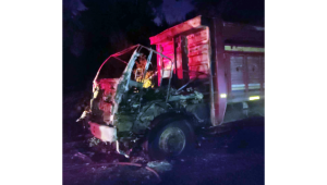 Kum yüklü kamyon yangında kullanılmaz hale geldi