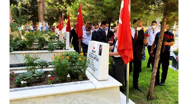 Şehit mezarlarına karanfil bırakıldı
