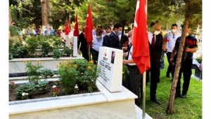 Şehit mezarlarına karanfil bırakıldı